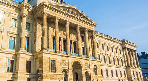 Front der Schlossarkaden Braunschweig mit Quadriga und Säulen. Blauer Himmel und Menschen auf dem Schlossplatz.