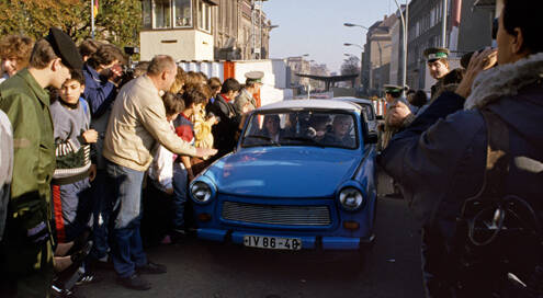 Menschen empfangen Trabi auf den Weg in den Westen.